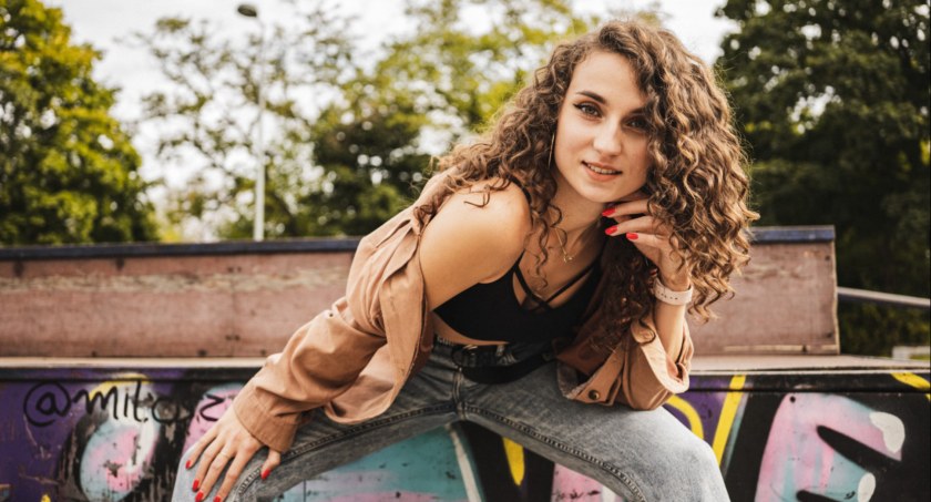 Na co dzień jest managerem Danceby Akademii Tańca i Pole Dance, instruktorem tańca oraz tancerką