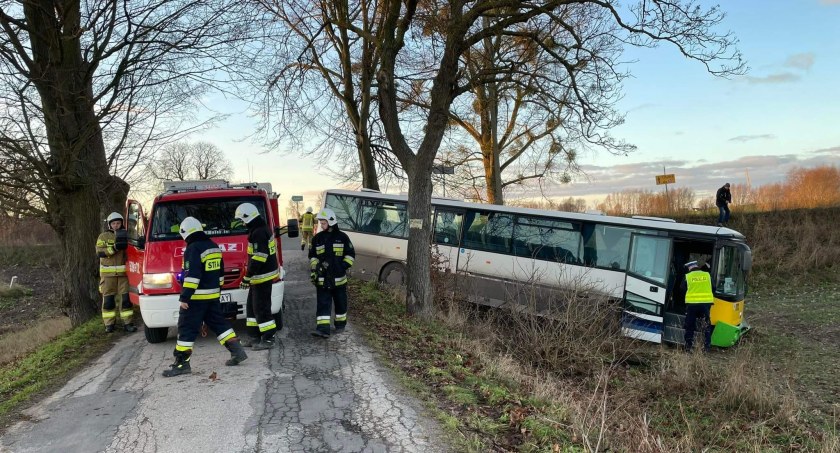 Zdarzenie drogowe z udziałem autobusu. Pojazd wiózł uczniów do szkoły