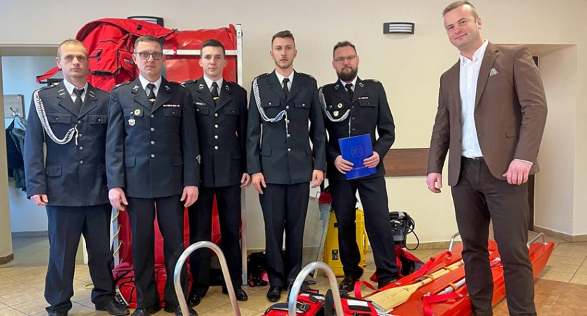 Sprzęt dla strażaków ochotników z gminy Świecie. Dwie jednostki wzbogaciły się o nowe wyposażenie