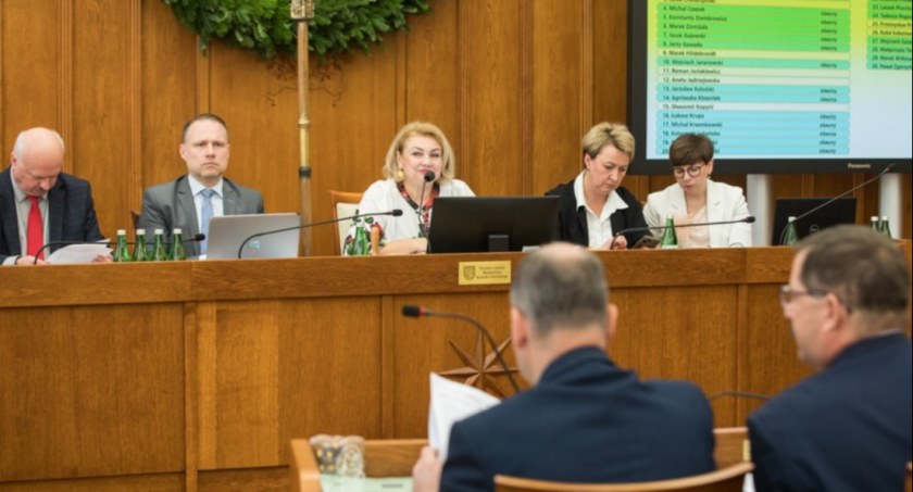 Budżet województwa uchwalony. Znalazły się też pieniądze dla powiatu świeckiego