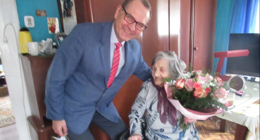 Pani Genowefa obchodziła swoje 99. urodziny. Były kwiaty i gratulacje