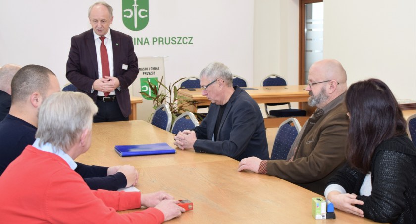 Pomoc dla klubów sportowych. W Pruszczu podpisano umowy