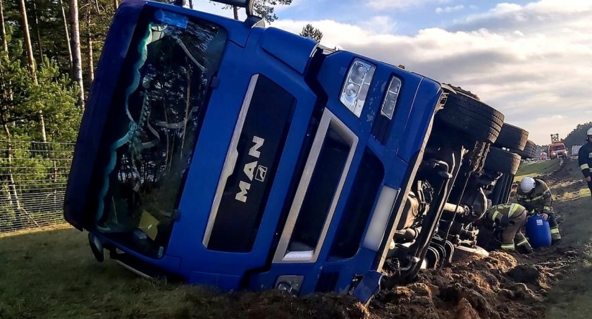 Zdarzenie drogowe z udziałem ciężarówki na autostradzie A1. Kierowca nie opanował pojazdu, bo sięgał po napój