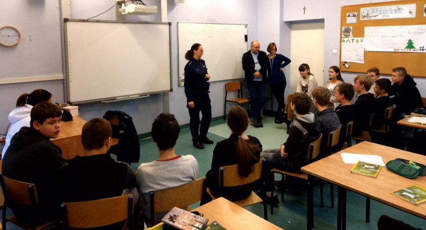 Jak nie wpaść w tarapaty. Pogadanka policjantów z uczniami w Bukowcu