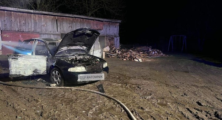 Audi stanęło w płomieniach. Dwa zastępy straży pożarnej w akcji