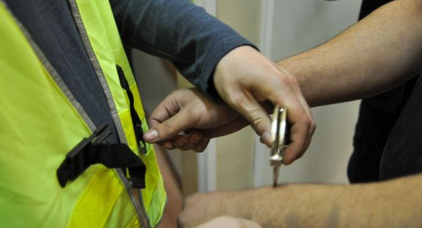Mężczyzna schował się pod łóżkiem. Tam znaleźli go policjanci