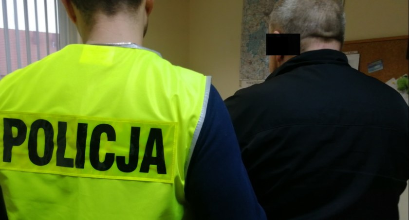 Nie potrafił wyjaśnić skąd, ani dokąd jedzie. Miał przy sobie kilogram narkotyków