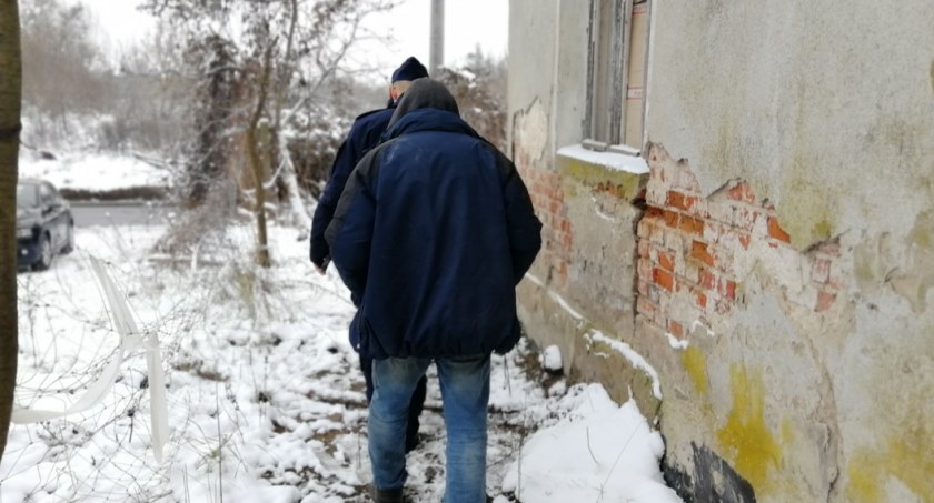 Policjanci ze Świecia sprawdzają miejsca w których mogą przebywać bezdomni. - Nie bądźmy obojętni na zagrożenia - apelują