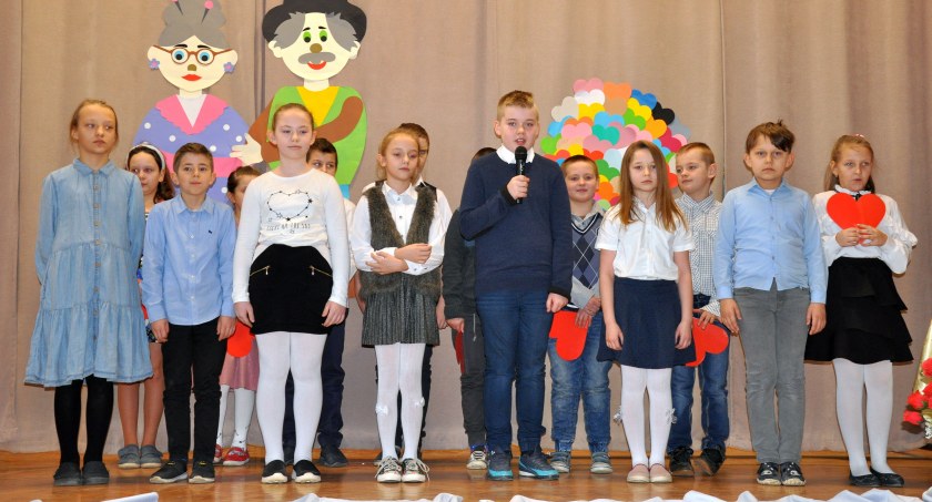 Święto Babci i Dziadka w Różannie. Były występy artystyczne i wzruszenia [ZDJĘCIA]