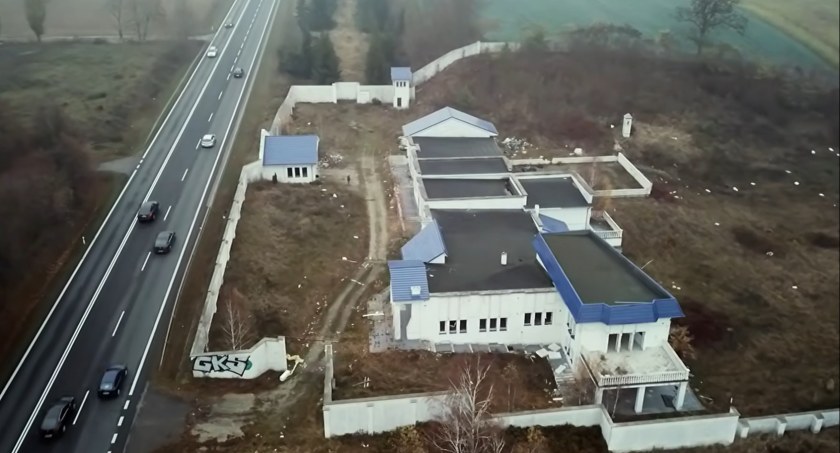 TOP 10 opuszczonych rezydencji gangsterów. Na liście znajduje się miejsce z powiatu świeckiego