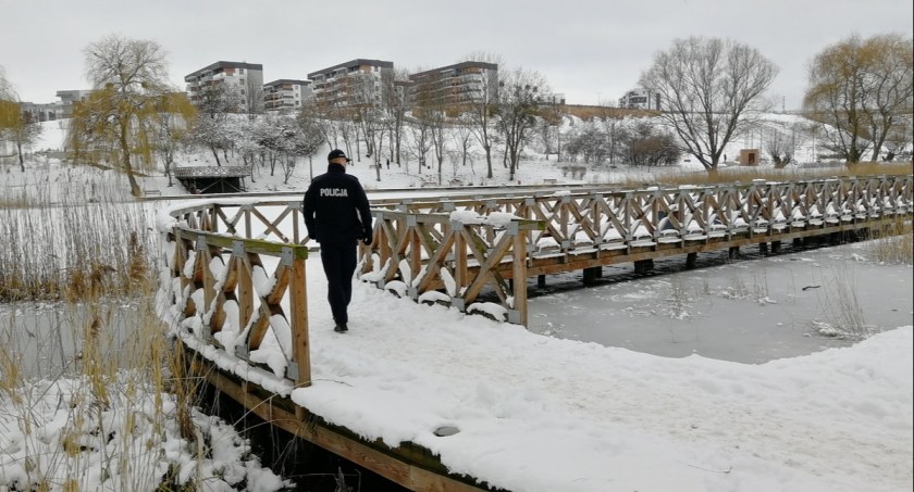 Policjanci ze Świecia ostrzegają. - Wchodzenie na zamarzniętą taflę wody zawsze jest bardzo ryzykowne
