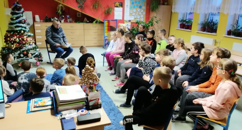 Duży czyta – mały uważnie słucha. W Krąplewicach rodzice czytają dzieciom