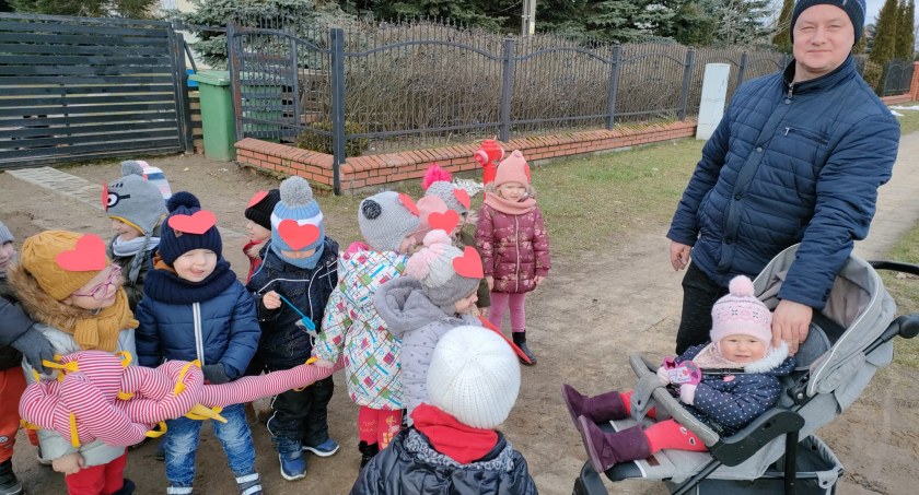 Walentynkowa akcja w Drzycimiu. Najmłodsi przygotowali coś specjalnego dla mieszkańców [ZDJĘCIA]