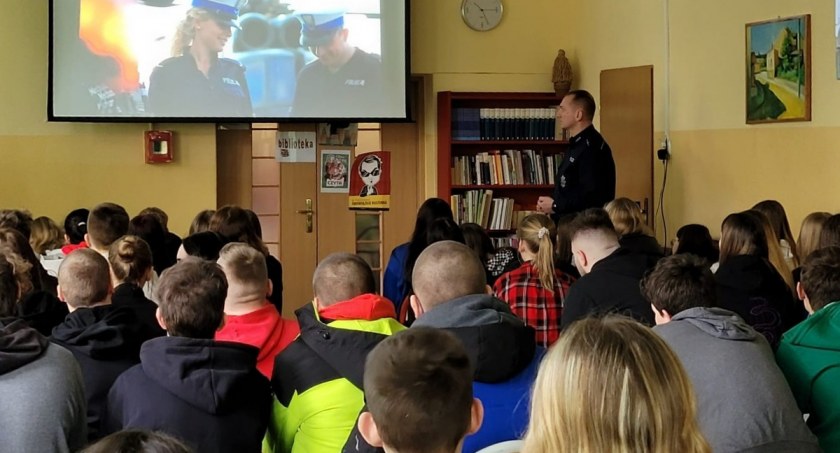 Mundurowi w Zespole Szkół Ponadpodstawowych w Świeciu. Zachęcali do wstąpienia w szeregi policji
