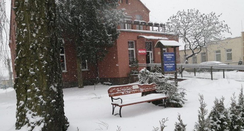 Dach Gminnej Biblioteki Publicznej przejdzie remont. Wręczono umowy RPO i PROW 