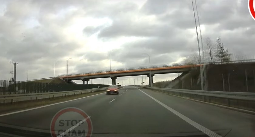 Pod prąd na drodze S5. Groźne zdarzenie w powiecie świeckim [WIDEO]