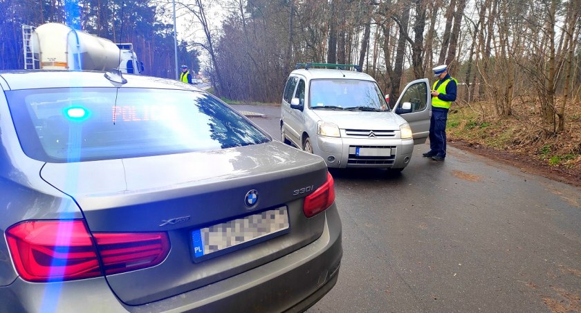 Policjanci ze Świecia kontrolowali kierowców w powiecie tucholskim. Posypały się mandaty