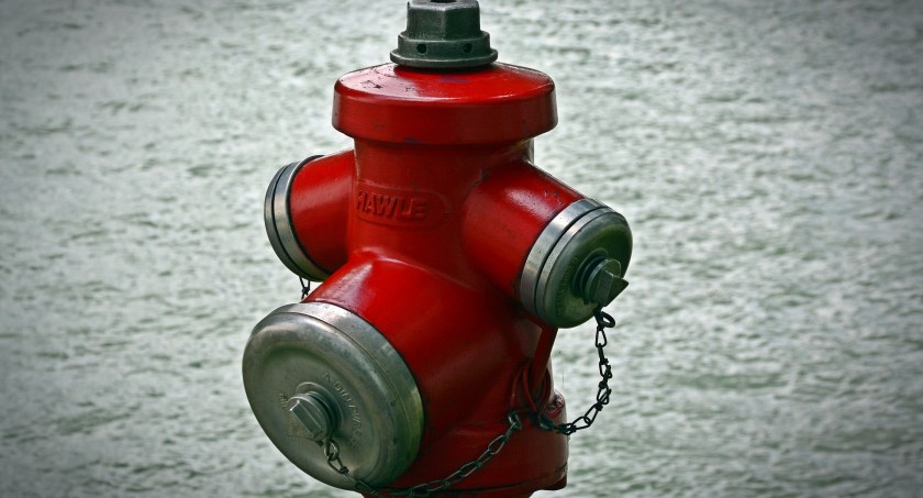 Ktoś celowo odkręcił hydrant. Sprawa została zgłoszona na policję