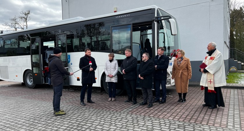 Lniano ma autobus za ponad 1 mln zł. Na uroczystość przybył minister i ksiądz 