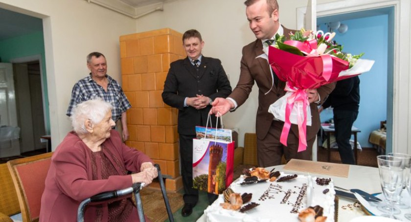 Setne urodziny pani Ireny. Były kwiaty i życzenia [ZDJĘCIA]