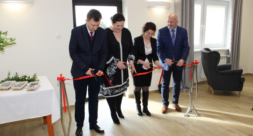 Świetlica w Dąbrówce uroczyście otwarta. Dokonano przecięcia wstęgi [ZDJĘCIA]