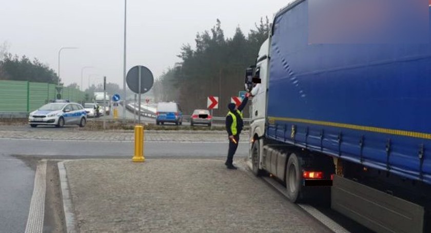 Działania trzeźwy poranek na drogach powiatu świeckiego. Wpadli kierowcy ciężarówek