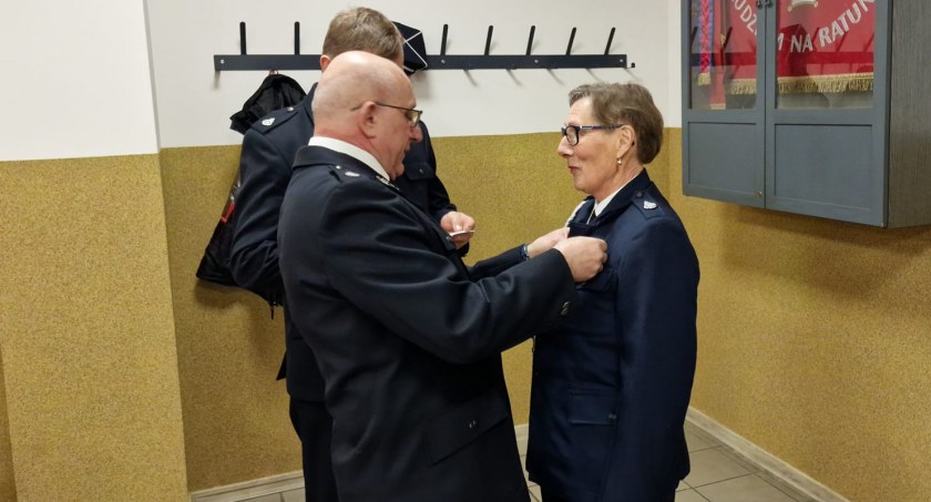 Halina Połomska odebrała złoty medal za zasługi dla pożarnictwa. Druhna służy w OSP Osłowo
