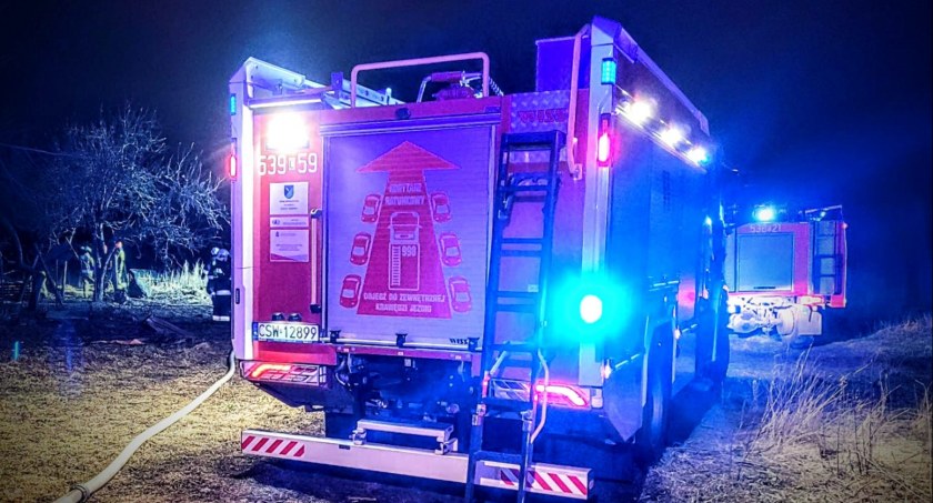 Pożar stodoły w gminie Jeżewo. Na miejsce zadysponowano osiem zastępów straży