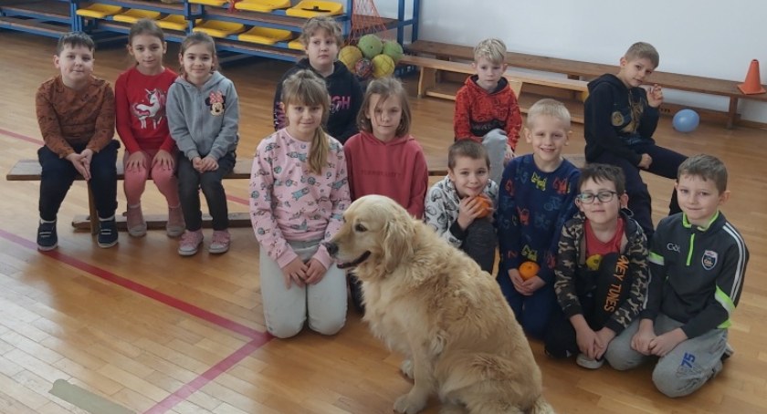 Dogoterapia w Szkole Podstawowej w Wielkim Komorsku. - Zwierzęta mają pozytywny wpływ na zdrowie fizyczne i psychiczne człowieka