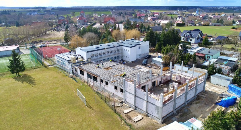 Rozbudowa szkoły w Przysiersku. Informujemy o postępach inwestycji