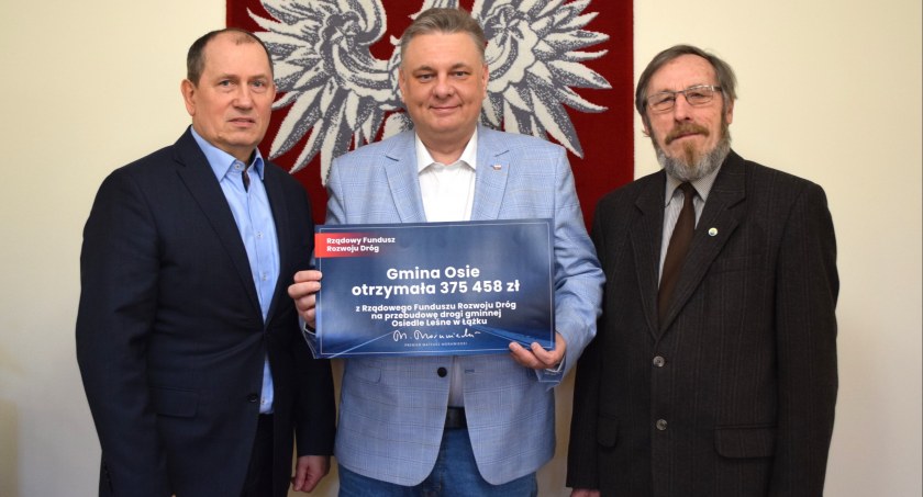Poseł przekazał symboliczny czek na 375 tys. zł. Co zrobi z pieniędzmi gmina?