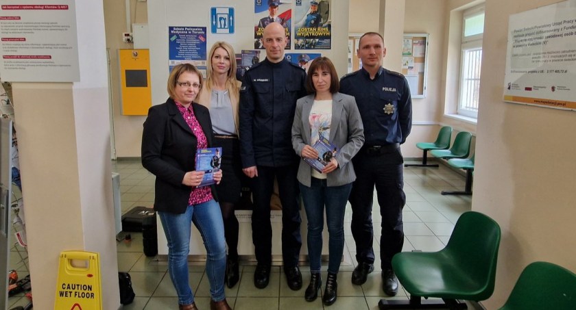 Policjanci odwiedzili Powiatowy Urząd Pracy. Przekazano materiały informacyjne