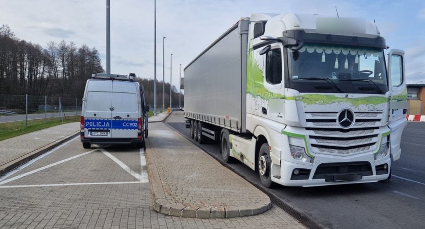 Czas pracy kierowców pod lupą policjantów ze Świecia. Wykryto nieprawidłowości