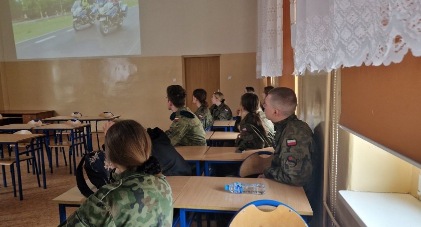 Promowali zawód policjanta. Funkcjonariusze spotkali się z tegorocznymi maturzystami