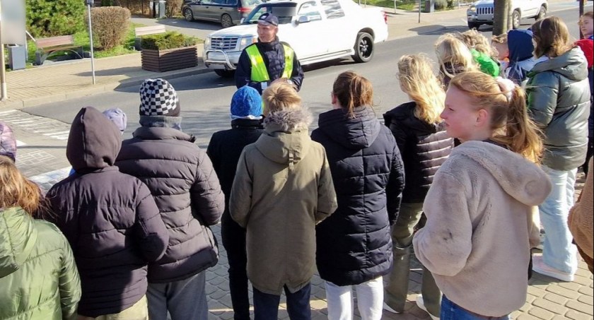 Policjanci wyszli z uczniami na ulice. Uczyli jak zachowywać się na przejściach dla pieszych