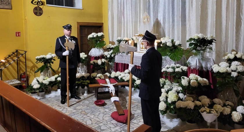 Okres Triduum Paschalnego. Strażacy z Pruszcza pełnili wartę przy Grobie Pańskim [ZDJĘCIA]