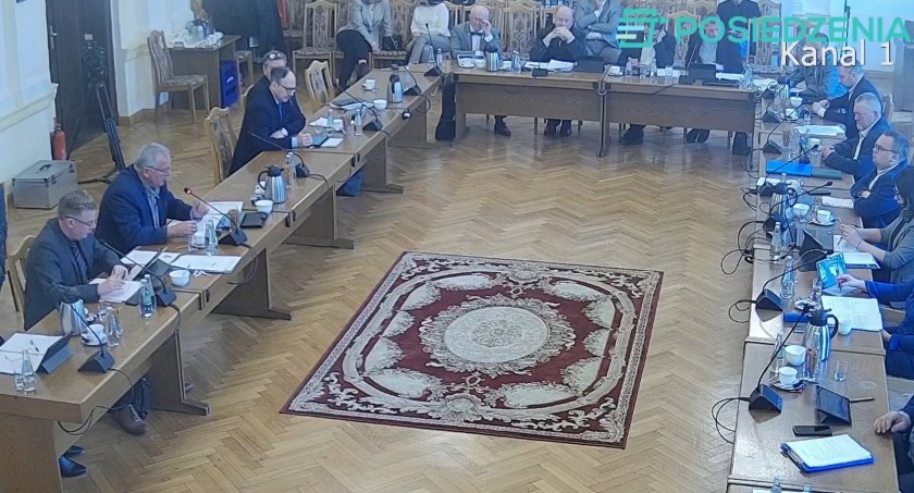 O podsłuchach w gabinecie burmistrza. Spięcie na linii burmistrz Kułakowski – radny Piotrowski
