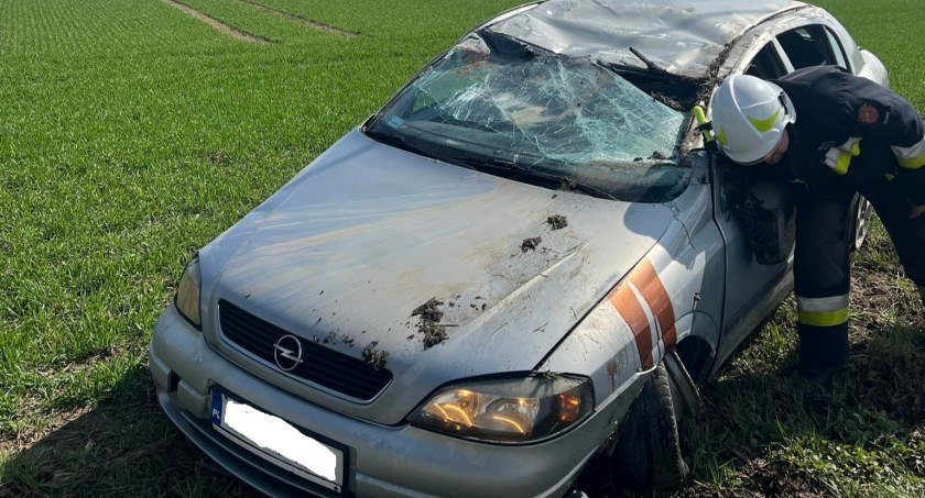 Dachowanie samochodu osobowego. Autem podróżowały trzy osoby w tym dziecko