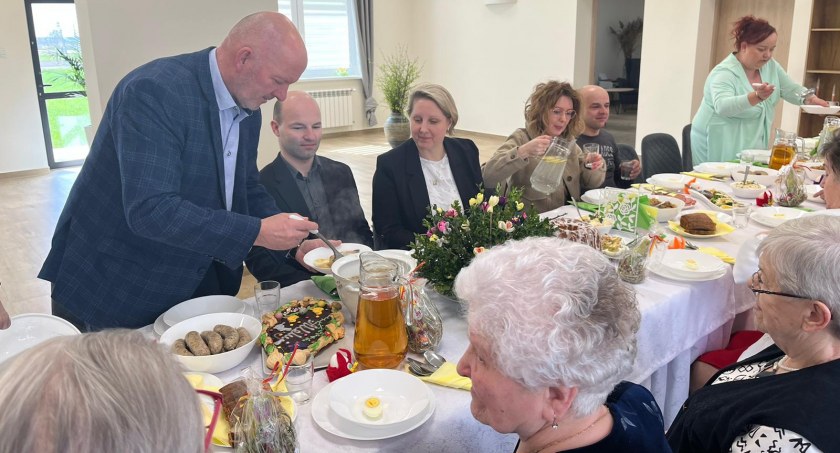Wielkanocne spotkanie Klubu Seniora+ w Dąbrówce. Uczestników odwiedził wójt