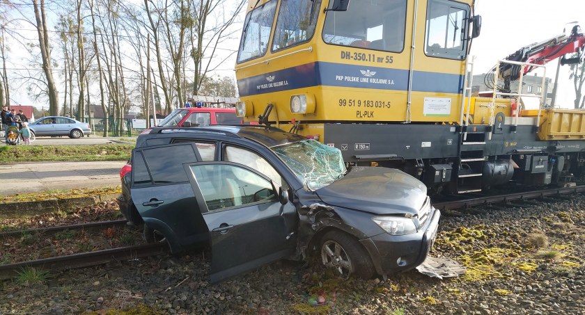 Samochód osobowy zderzył się drezyną kolejową. Groźne zdarzenie w Lnianie