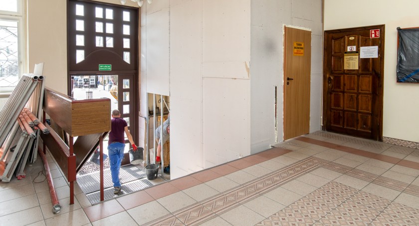 Remont w USC. Powstaje platforma dla osób niepełnosprawnych