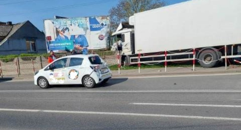 Zderzenie pojazdu ciężarowego z samochodem nauki jazdy. Kto zawinił?