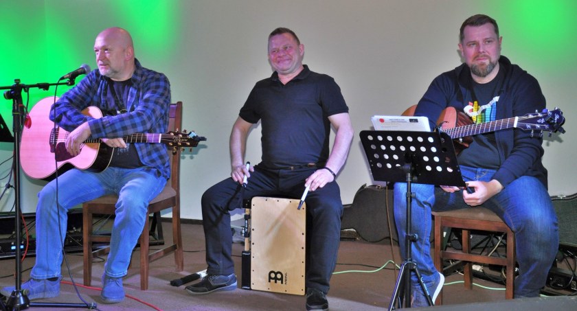 Wyjątkowy koncert w Przysiersku. Zagrał zespół Całkiem Nieprofesjonalni