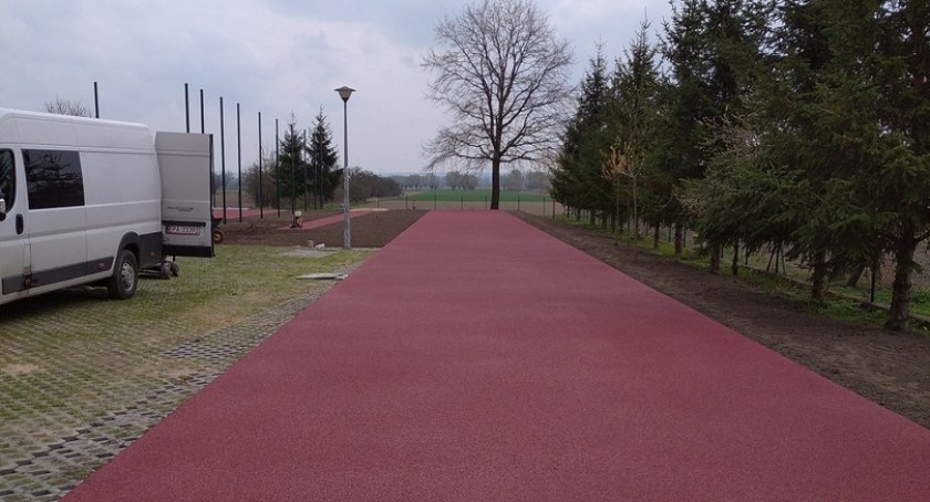 Trwa budowa boiska w Wielkim Komorsku. Kiedy zakończenie prac?
