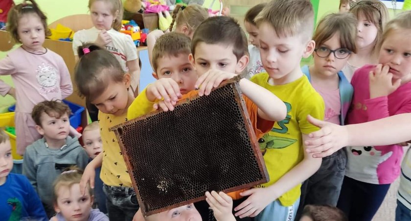 Wizyta pszczelarza w przedszkolu w Drzycimiu. To było edukacyjne spotkanie
