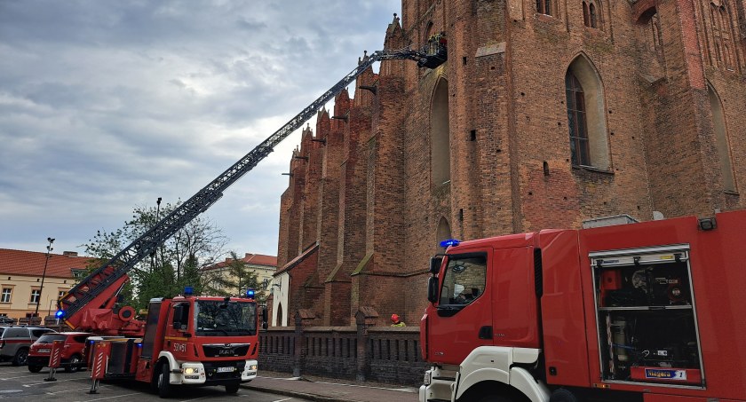 Piorun uderzył w farę w Chełmnie. W ćwiczeniach brali udział również strażacy z JRG Świecie