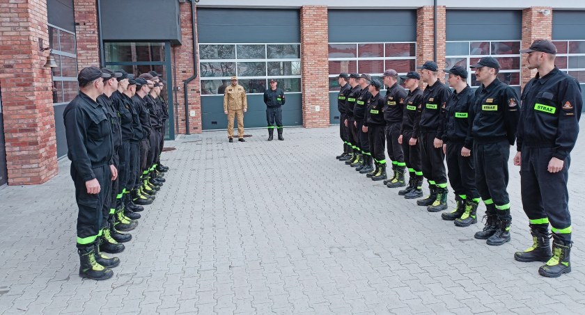 Awanse na wyższe stanowiska służbowe u świeckich strażaków. Odbyła się uroczysta zmiana służby