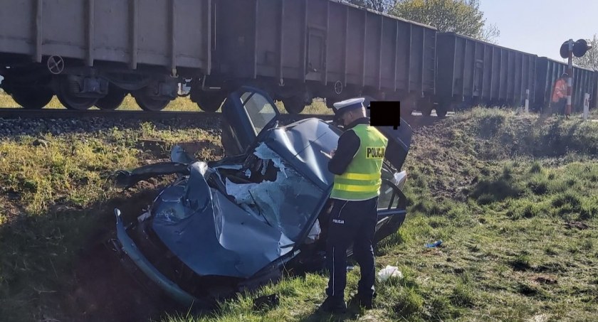 Wypadek na przejeździe kolejowym. Kierowca forda jest w ciężkim stanie