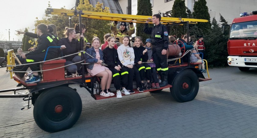 Tradycyjny capstrzyk w Osiu. Frekwencja i humory dopisały [ZDJĘCIA]