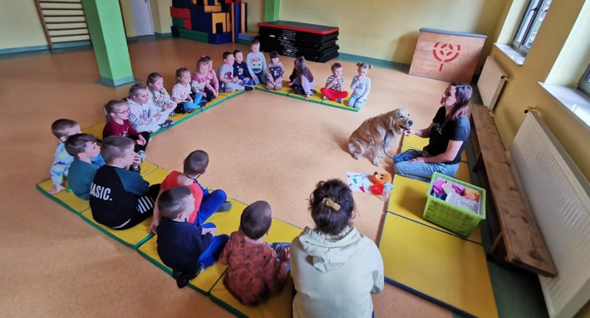 Figa z wizytą u dzieci w Osiu. - Zwierzęta mają pozytywny wpływ na zdrowie fizyczne i psychiczne ludzi 